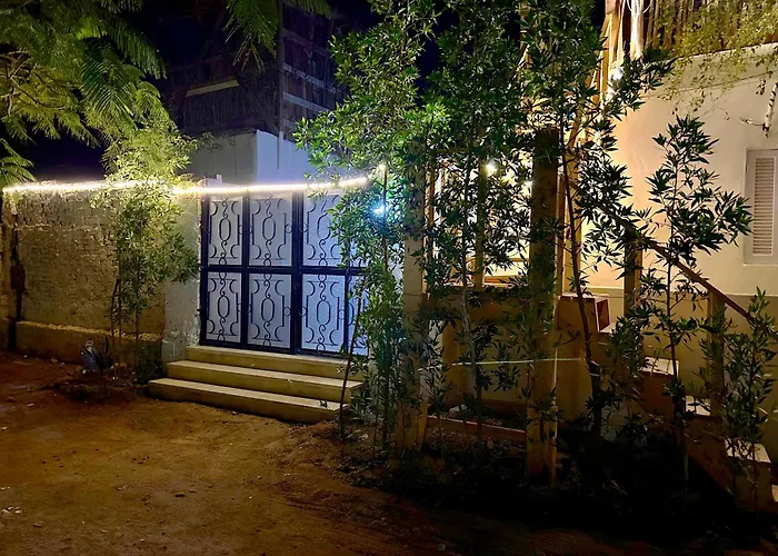Cozy Quiet Chalet, Shared Garden Apartment *