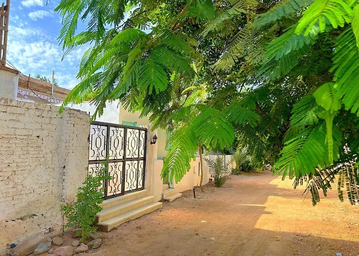 Cozy Quiet Chalet, Shared Garden Apartment